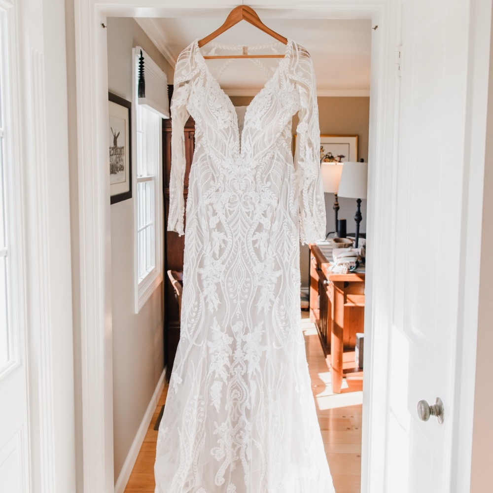 Elegant White Lace Wedding Dress - Picture 1 of 6